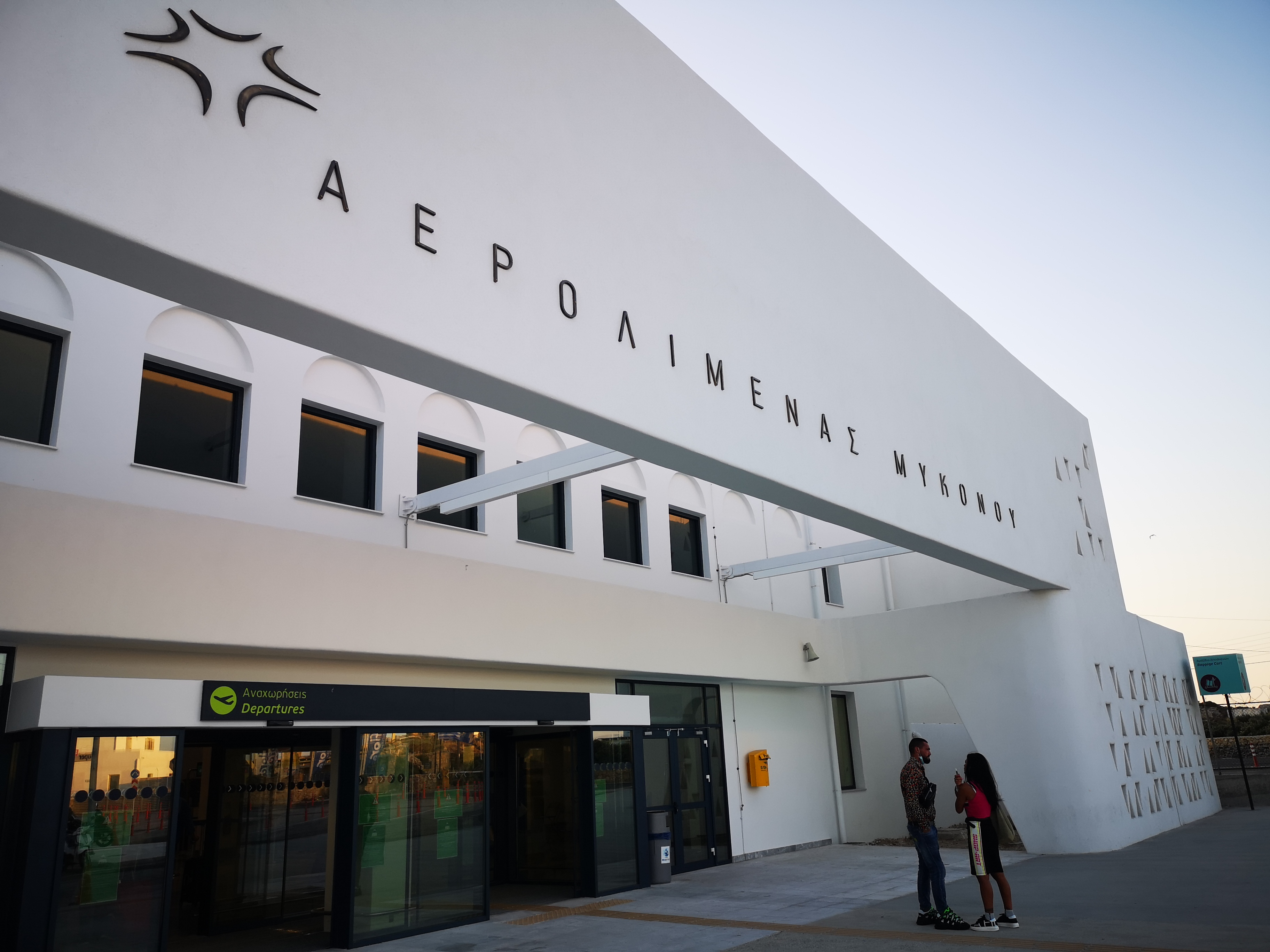 cityzen-parking-services-manages-the-curbside-area-at-mykonos-airport
